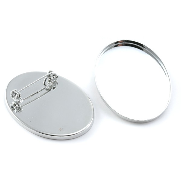 Broche ovale en métal avec un rebord de +- 2mm.pour coulerrésine ou autre. Dimensions: +- 40x30x2mm. Couleur: Argent brillant Code: 2310005 --- Broche ovale 40x30x2---
