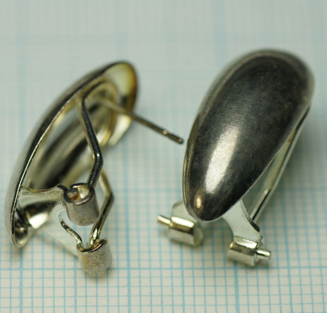 Boucle d'oreille couleur Nickel pour oreille percée forme allongée de +- 2cm. de haut. Se vend à la pièce Code: BO001 --- BO Olive allongee Nickel---