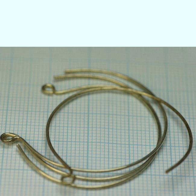 Tige métallique qui contourne l'oreille à l'arrière. Possibilité de mettre des décorations à partir de la boucle. Tient parfaitement. Idéale pour les oreilles non percées. Code: BO015 --- BO derriere oreille argente---