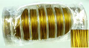 Fil d'acier dans une gaine de nylon transparent. Diamètre: 0,38mm. Longueur: +-10 mètres. Couleur: Doré. Se vend par un rouleau de 10 mètres. Code: D04623 --- Fil acier enduit nylon 0.38mm.x10m. Dore---