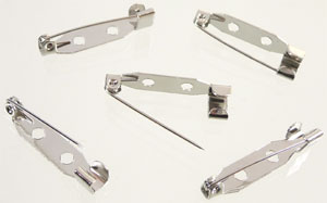 Broche avec épingle avec 2 trous. Grandeur: +- 20x6x5mm. Couleur Nickel Code: D07893 --- Epingle broche 20x6x5 Nickel---