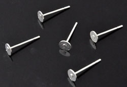 Clou d'oreille pour perles à coller. Diamètre du support: +- 6mm. Couleur: Argenté. Se vend à la pièce Code: D10412 --- Clou d'oreilles pour collage. 6mm. Argenté---