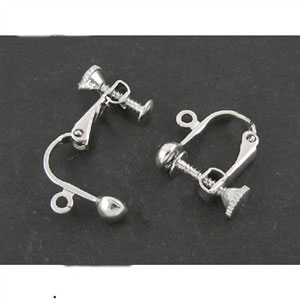 Boucle d'oreille règlable. Idéale pour les oreilles non percées. Vis à tourner pour mieux doser l'intensité de pression sur l'oreille. Couleur Nickel. Ganranti sans nickel. Dimension: +- 13,5 x 17mm. Grandeur de la vis: +- 5mm. Grandeur de l'œil: +- 1,2mm. Se vend à la pièce. Code: EA6302 --- BO Reglable a visser---