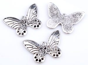 Pendentif, breloque en métal en forme de papillon de +- 28 x 21mm. Couleur: Argent vieux. Cadre de collage pour strass de +- 1,5mm. Code: D09473 --- Papillon 28 x 21mm. Argent vieux.---