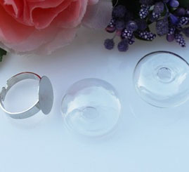 Globe creux en verre que vous pouvez remplir à votre gré. Dimension: +- 24 x 20mm. Fourni avec une bague règlable en métal argenté. Code: AQUAOVA --- Globe creux 24x20mm. et bague---