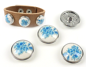 Boutons-pression DoubleBeads EasyButton de métal avec brique de collage de matière synthétique, circulaire décorée avec fleur ± 18mm (appropriés pour DoubleBeads EasyButton accessoires). Couleur: Turquoise et Blanc Code: D12941 --- BP DB Synth Fleur Turquoise 18mm.---