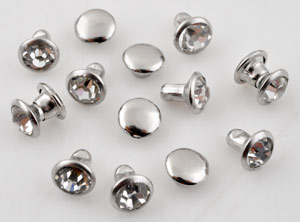 Studs de métal de forme circulaire avec un strass cristal à l'extrémité de +- 6,5 x 5,5mm. Couleur du métal: Nickel Code: D14244 --- Studs metal strass 6,5x5,5 Nickel---