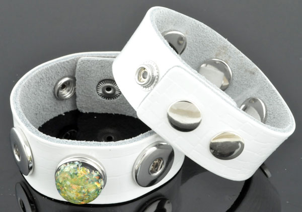 DoubleBeads EasyButton bracelet de cuir avec métal avec éclat ± 22,5x2,5cm , réglable en mesure ± 16-20cm (approprié pour DoubleBeads EasyButton boutons-pression). Couleur: Blanc Code: J01588 --- Bracelet Cuir 22,5x2,5cm , Reglable . Blanc---
