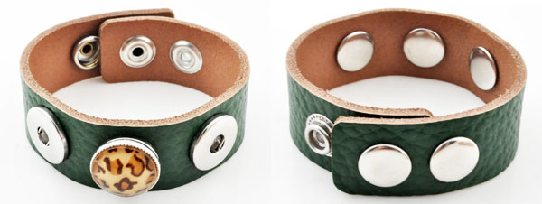 Bracelet de cuir Vert foncé. Règlable en mesure : entre +-19,5 et 21,5cm. Largeur du bracelet: +- 2,5mm. Longueur: +- 24mm. Pour Boutons pressions 18mm. Code: J01992 --- Bracelet cuir Vertfonce reglable Pression---