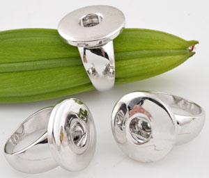Anneaux de métal (Rhodium Plated) DoubleBeads EasyButton pour boutons-pression ± 19mm (largeur 12 = 52mm = Ø 16,6mm) (appropriés pour DoubleBeads EasyButton boutons-pression). Couleur: Nickel Code: J02426 --- BP Bague DoubleBeads 16,6mm.---
