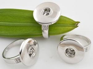 Anneaux de métal (Rhodium Plated) DoubleBeads EasyButton avec strass, pour boutons-pression ± 19mm (largeur 14 = 54mm = Ø 17,2mm) (appropriés pour DoubleBeads EasyButton boutons-pression). Couleur: Nickel Code: J02428 --- BP Bague DoubleBeads 17,2mm.---