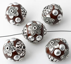 Perle métallique circulaire de +- 19mm. De diamètre. Perle recouverte de pâte polymère Fimo et Calottes. Fabrication artisanale. Couleur dominante: Marron Foncé Code: D10541 --- Perle metal et Fimo 19mm. Marron Fonce---