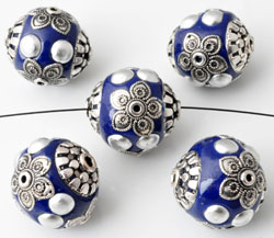 Perle métallique circulaire de +- 19mm. De diamètre. Perle recouverte de pâte polymère Fimo et Calottes. Fabrication artisanale. Couleur dominante: Bleu Foncé Code: D10542 --- Perle metal et Fimo 19mm. Bleu Fonce---