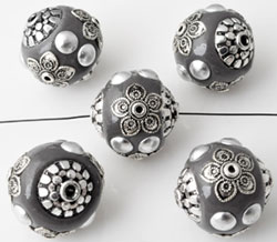 Perle métallique circulaire de +- 19mm. De diamètre. Perle recouverte de pâte polymère Fimo et Calottes. Fabrication artisanale. Couleur dominante: Gris Foncé Code: D10543 --- Perle metal et Fimo 19mm. Gris Fonce---