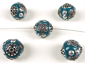 Perle métallique circulaire de +- 19mm. De diamètre. Perle recouverte de pâte polymère Fimo et Calottes. Fabrication artisanale. Couleur dominante: Bleu Vert Code: D10544 --- Perle metal et Fimo 19mm. Bleu Vert---