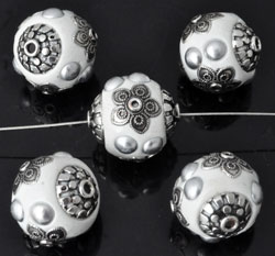 Perle métallique circulaire de +- 19mm. De diamètre. Perle recouverte de pâte polymère Fimo et Calottes. Fabrication artisanale. Couleur dominante: Blanc Code: D10546 --- Perle metal et Fimo 19mm. Blanc---