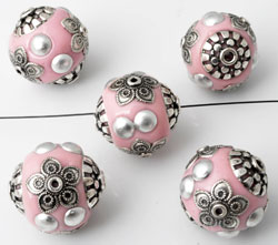 Perle métallique circulaire de +- 19mm. De diamètre. Perle recouverte de pâte polymère Fimo et Calottes. Fabrication artisanale. Couleur dominante: Rose Code: D10547 --- Perle metal et Fimo 19mm. Rose---