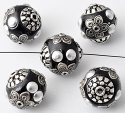 Perle métallique circulaire de +- 19mm. De diamètre. Perle recouverte de pâte polymère Fimo et Calottes. Fabrication artisanale. Couleur dominante: Noir Code: D10548 --- Perle metal et Fimo 19mm. Noir---