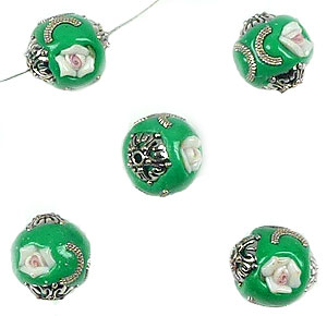 Perles de métal, circulaires, Kashmiri, faites à la main, avec argile de fimo et décorations diverses ± 19x18mm (trou ± 2mm). Couleur: Vert Code: D13386 --- Kashmiri +-19x18mm .Trou +- 2mm. Vert---
