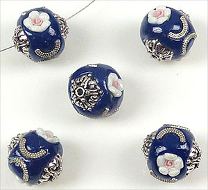 Perles de métal, circulaires, Kashmiri, faites à la main, avec argile de fimo et décorations diverses ± 19x18mm (trou ± 2mm). Couleur: Bleu Foncé Code: D13387 --- Kashmiri +-19x18mm .Trou +- 2mm. Bleu Fonce---