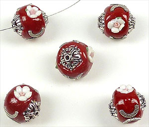 Perles de métal, circulaires, Kashmiri, faites à la main, avec argile de fimo et décorations diverses ± 19x18mm (trou ± 2mm). Couleur: Rouge Foncé Code: D13388 --- Kashmiri +-19x18mm .Trou +- 2mm. Rouge Fonce---