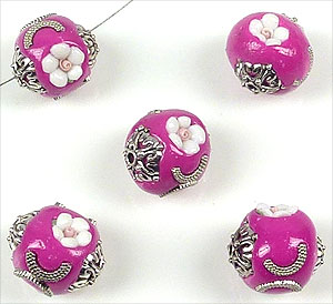 Perles de métal, circulaires, Kashmiri, faites à la main, avec argile de fimo et décorations diverses ± 19x18mm (trou ± 2mm). Couleur: Fuschia, Rose Code: D13390 --- Kashmiri +-19x18mm .Trou +- 2mm. Rose Fuschia---