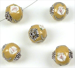 Perles de métal, circulaires, Kashmiri, faites à la main, avec argile de fimo et décorations diverses ± 19x18mm (trou ± 2mm). Couleur: Marron, Crème Code: D13391 --- Kashmiri +-19x18mm .Trou +- 2mm. Marron, Creme---