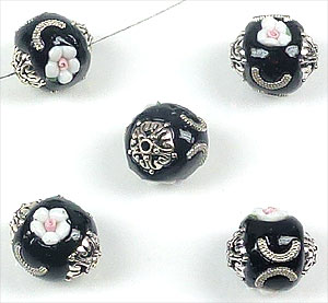 Perles de métal, circulaires, Kashmiri, faites à la main, avec argile de fimo et décorations diverses ± 19x18mm (trou ± 2mm). Couleur: Noir Code: D13392 --- Kashmiri +-19x18mm .Trou +- 2mm. Noir---