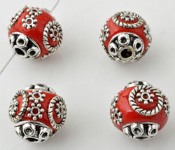 Perles de métal, circulaires, Kashmiri, faites à la main, avec argile de fimo et décorations diverses ± 14x15,5mm (trou ± 2,5mm). Couleur: Rouge Code: D13498 --- Kashmiri, +-14x15,5mm (trou +-2,5mm): Rouge---