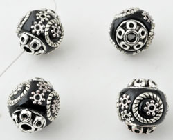 Perles de métal, circulaires, Kashmiri, faites à la main, avec argile de fimo et décorations diverses ± 14x15,5mm (trou ± 2,5mm). Couleur: Noir Code: D13499 --- Kashmiri, +-14x15,5mm (trou +-2,5mm): Noir---