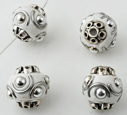 Perles de métal, circulaires, Kashmiri, faites à la main, avec argile de fimo et décorations diverses ± 14x15,5mm (trou ± 2,5mm). Couleur: Blanc Code: D13501 --- Kashmiri, +-14x15,5mm .Trou +-2,5mm: Blanc---