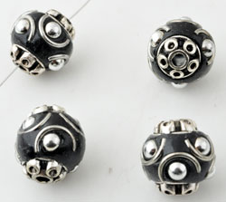 Perles de métal, circulaires, Kashmiri, faites à la main, avec argile de fimo et décorations diverses ± 14x15,5mm (trou ± 2,5mm). Couleur: Noir Code: D13503 --- Kashmiri, +-14x15,5mm .Trou +-2,5mm: Noir---