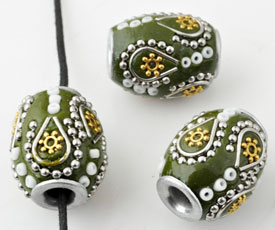 Perles de métal, tube, Kashmiri, faites à la main, avec argile de fimo et décorations diverses ± 19,5x16mm.Trou ± 4mm. Couleur: Vert Mousse Code: D13504 --- Kashmiri, Tube+- 19,5x16mm .Trou +- 4mm. Vert Mousse---