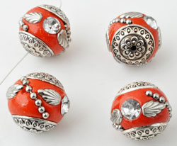 Perles de métal, circulaires, Kashmiri, faits à la main, avec argile de fimo et décorations diverses ± 18x20mm (trou ± 2mm). Couleur: Orange- Rouge Code: D13626 --- Kashmiri, +- 18x20mm. Trou +- 2mm. Rouge-Orange---