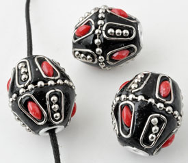 Perles de métal, ovale, Kashmiri, faits à la main, avec argile de fimo et décorations diverses ± 23x19,5mm (trou ± 3,5mm). Couleur: Noir- Rouge Code: D13627 --- Kashmiri, +- 23x19,5mm. Trou ± 3,5mm. Noir- Rouge---