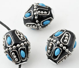 Perles de métal, ovale, Kashmiri, faits à la main, avec argile de fimo et décorations diverses ± 23x19,5mm (trou ± 3,5mm). Couleur: Bleu Noir Code: D13629 --- Kashmiri, +- 23x19,5mm. Trou ± 3,5mm. Bleu-Noir---
