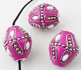 Perles de métal, ovale, Kashmiri, faits à la main, avec argile de fimo et décorations diverses ± 23x19,5mm (trou ± 3,5mm). Couleur: Fuschia-Blanc Code: D13630 --- Kashmiri, +- 23x19,5mm. Trou ± 3,5mm. Fuschia-Blanc---