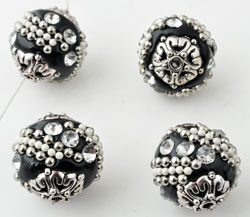 Perles de métal, ovale, Kashmiri, faits à la main, avec argile de fimo et décorations diverses ± 19x18,5mm (trou ± 2mm). Couleur: Noir Code: D13631 --- Kashmiri, +- 19x18,5mm. Trou ± 2mm. Noir---