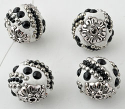Perles de métal, ovale, Kashmiri, faits à la main, avec argile de fimo et décorations diverses ± 19x18,5mm (trou ± 2mm). Couleur: Balnc-Noir Code: D13633 --- Kashmiri, +- 19x18,5mm. Trou ± 2mm. Blanc-Noir---
