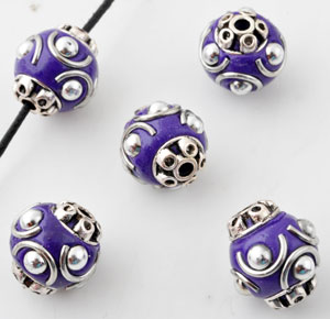 Perles de métal, circulaires, Kashmiri, faites à la main, avec argile de fimo et décorations diverses ± 14x15,5mm (trou ± 2,5mm). Couleur: Violet Foncé Code: D13669 --- Kashmiri, +-14x15,5mm. Trou ± 2,5mm. Violet Fonce---