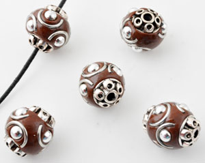 Perles de métal, circulaires, Kashmiri, faites à la main, avec argile de fimo et décorations diverses ± 14x15,5mm (trou ± 2,5mm). Couleur: Marron Code: D13670 --- Kashmiri, +-14x15,5mm. Trou ± 2,5mm. Marron---