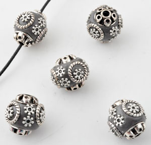 Perles de métal, circulaires, Kashmiri, faites à la main, avec argile de fimo et décorations diverses ± 14x15,5mm (trou ± 2,5mm). Couleur: Gris Foncé Code: D13671 --- Kashmiri, +-14x15,5mm. Trou ± 2,5mm. Gris Fonce---
