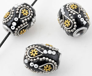 Perles de métal, tube, Kashmiri, faites à la main, avec argile de fimo et décorations diverses ± 19,5x16mm (trou ± 4mm). Couleur: Noir Code: D13675 --- Kashmiri, +- 19,5x16mm. Trou ± 4mm. Noir---