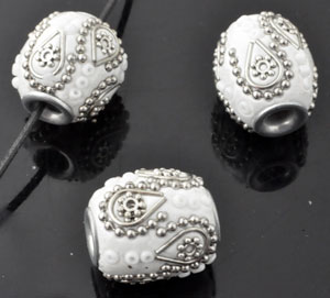 Code: D13676    --- Kashmiri, +- 19,5x16mm. Trou  4mm. Blanc---