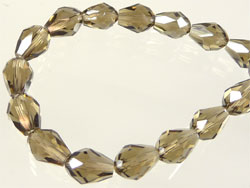 Perle en verre et cristal en forme de goutte avec éclats. Dimension: +- 8x6mm. Percée dans le sens de la longueur. Couleur: Black Diamond Code: D08053 --- Goutte cristal facettes 8x6 Black Diamond---