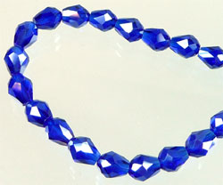 Perle en verre et cristal en forme de goutte avec éclats. Dimension: +- 8x6mm. Percée dans le sens de la longueur. Couleur: Bleu Foncé Code: D08057 --- Goutte cristal facettes 8x6 Bleu Foncé---
