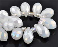 Perle de verre cristal, Goutte avec facettes et éclat. Dimension: +-14x8mm. Percée dans le sens de la largeur côté pointe. Couleur: Cristal Code: D09214 --- Goutte avec facettes +-14x8mm. Cristal---