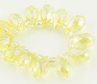 Perle de verre cristal, Goutte avec facettes et éclat. Dimension: +-14x8mm. Percée dans le sens de la largeur côté pointe. Couleur: Jonquille Code: D09221 --- Goutte avec facettes +-14x8mm. Jonquille---