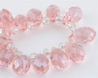 Perle de verre cristal, Goutte avec facettes et éclat. Dimension: +-14x8mm. Percée dans le sens de la largeur côté pointe. Couleur: Pêche Code: D09224 --- Goutte avec facettes +-14x8mm. Peche---
