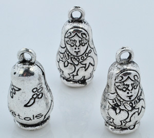 Pendentifs/breloques de métal, poupée Matrushka ± 25x12mm. Couleur: Vieil argent Code: D08792 --- Poupee Matrushka 25x12mm Vx. Argent---